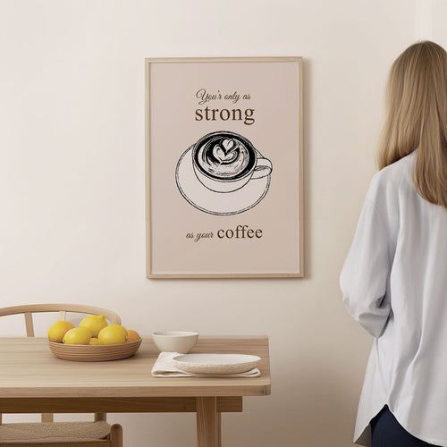 Coffee Poster – As Strong as Your Coffee – encadré au mur